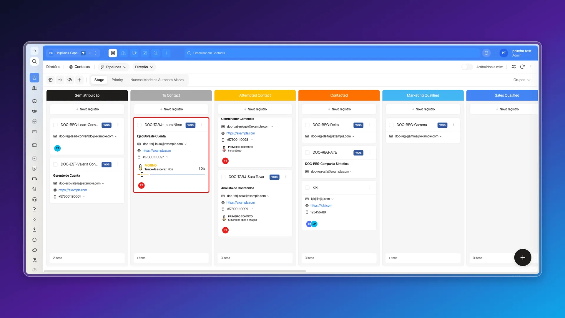 Cartão de contato no quadro, marcado com um retângulo vermelho, mostrando nome, cargo, e-mail, site, telefone e colaboradores