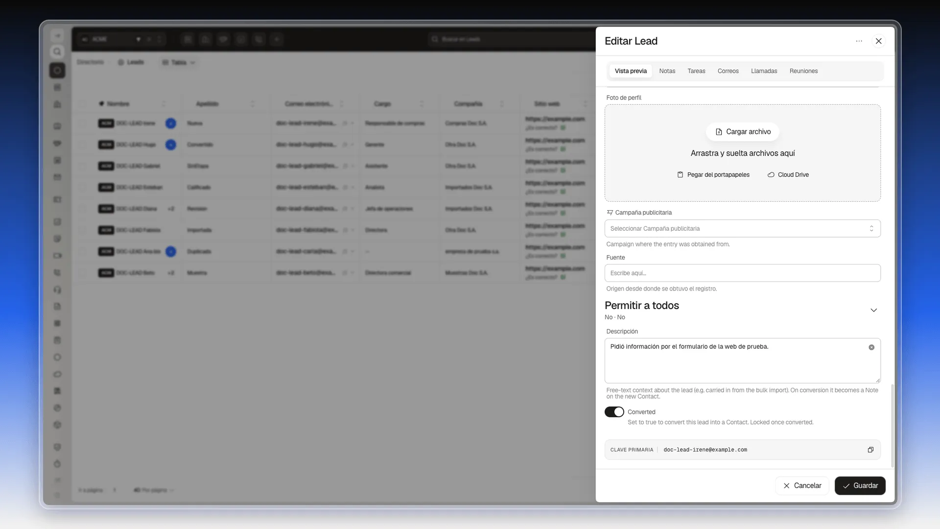 Final de la ficha de un lead con una descripción escrita, el interruptor Converted encendido y el botón Guardar activo