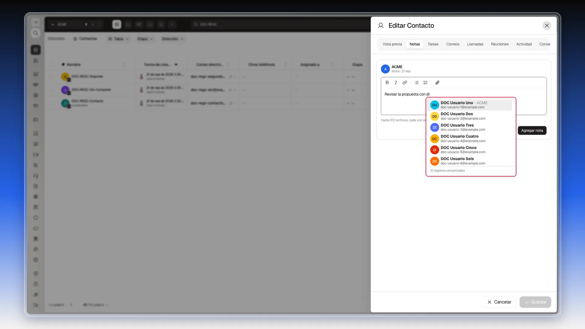 Panel de sugerencias de menciones resaltado, con avatar, nombre y correo de cada resultado y el total al pie