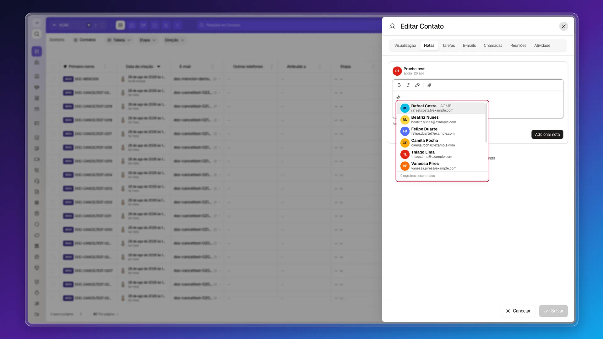 Painel de sugestões de menções destacado, com avatar, nome e e-mail de cada resultado e o total no rodapé