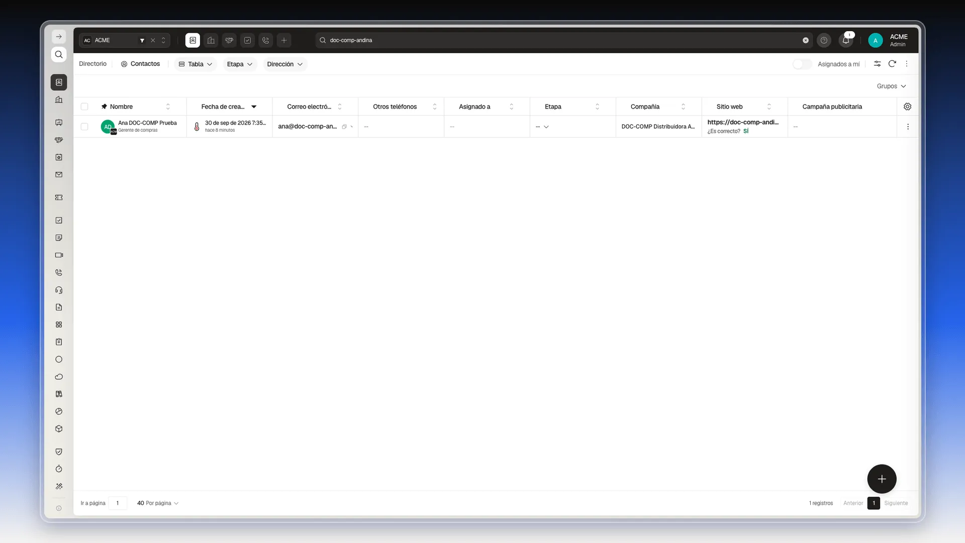 Lista de Contactos filtrada con un contacto cuyo correo termina en el dominio de la compañía, con la columna Compañía ya completada y el sitio web de la compañía