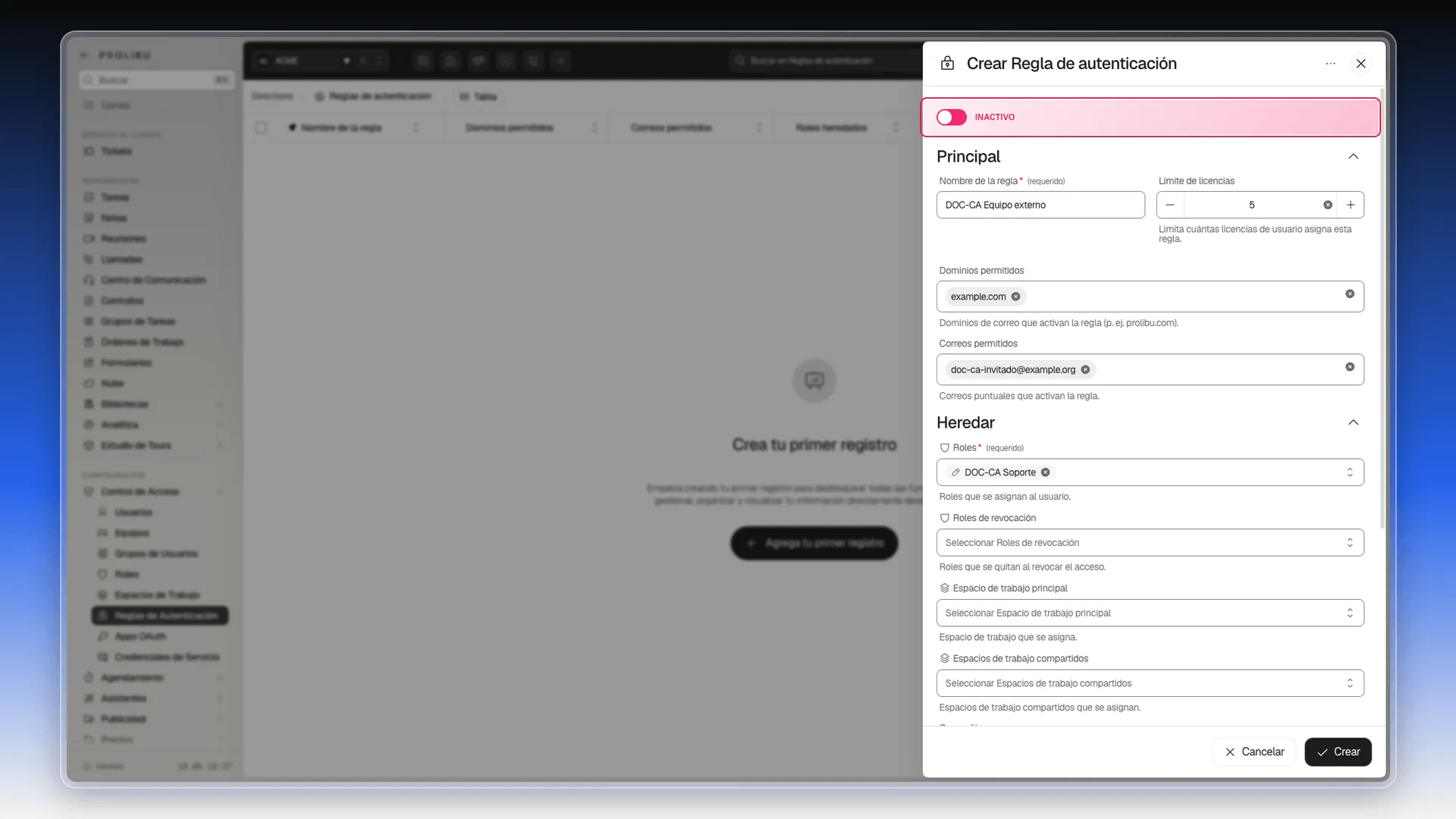 Panel Crear Regla de autenticación con la franja INACTIVO resaltada y los campos Nombre de la regla, Límite de licencias, Dominios permitidos y Correos permitidos rellenados