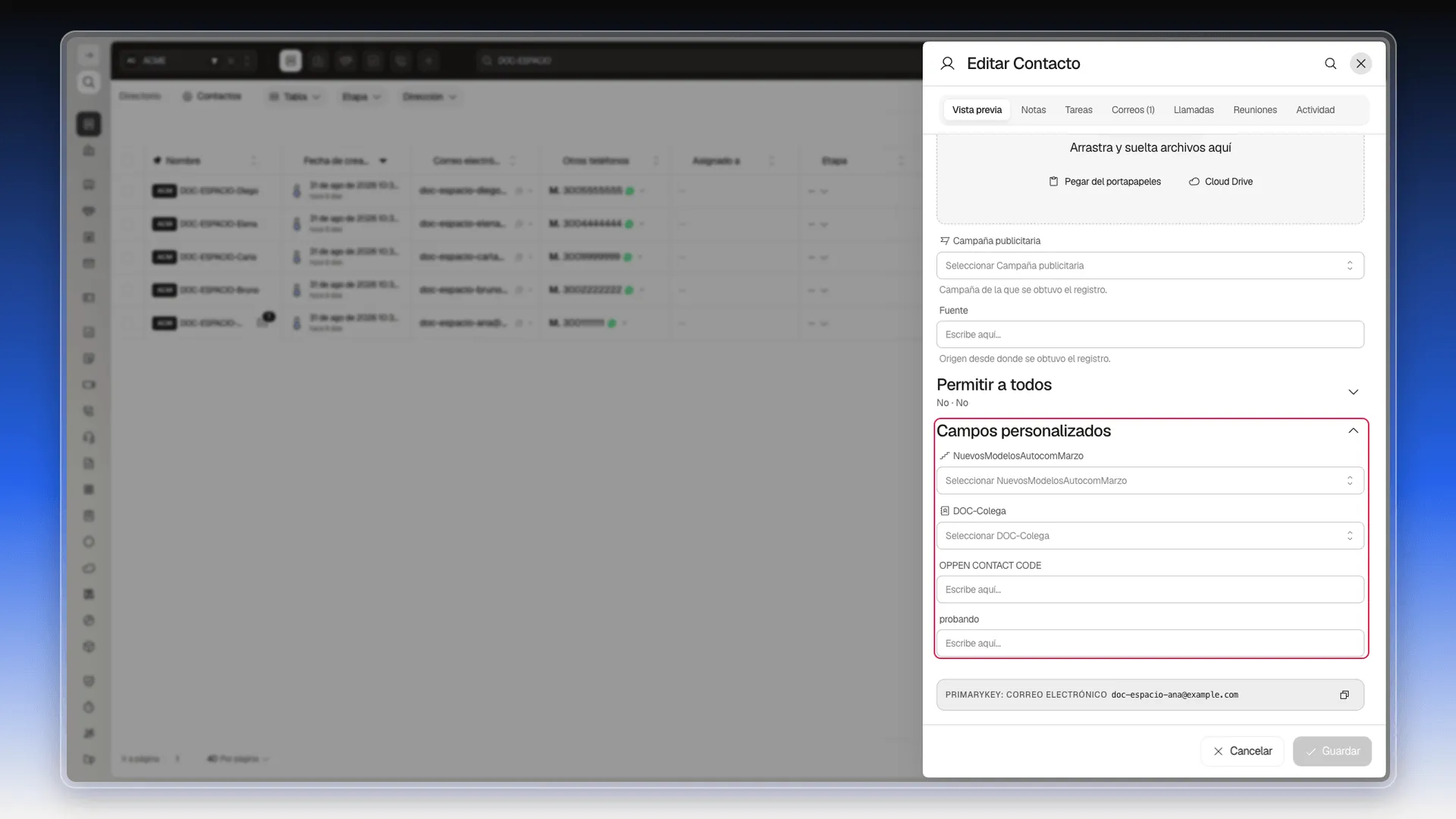Sección Campos personalizados de la ficha de un contacto, con cada tipo dibujado como su propio control, resaltada