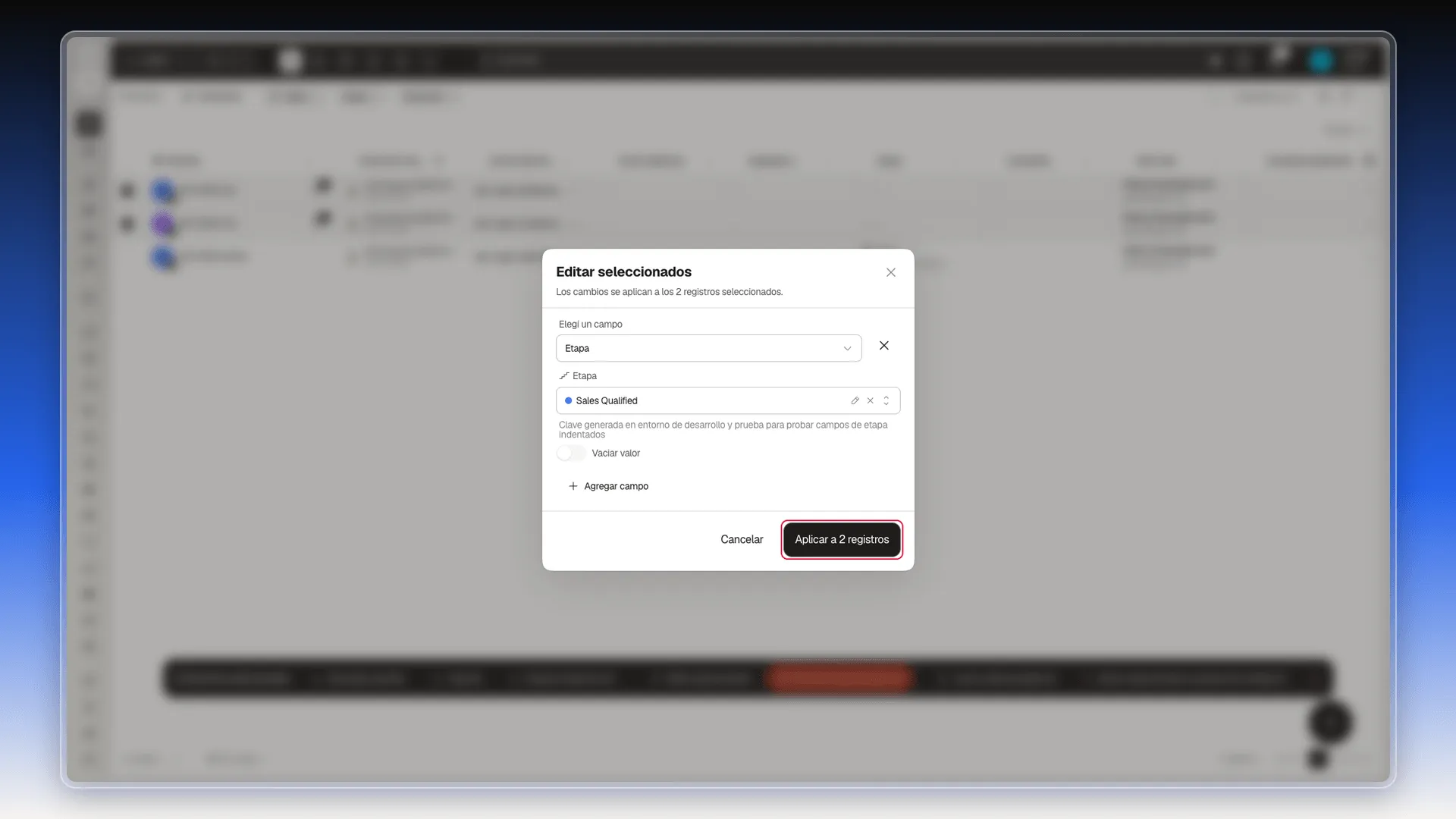 Cuadro Editar seleccionados con el campo Etapa elegido, el valor Sales Qualified, el interruptor Vaciar valor y el botón Aplicar a 2 registros resaltado