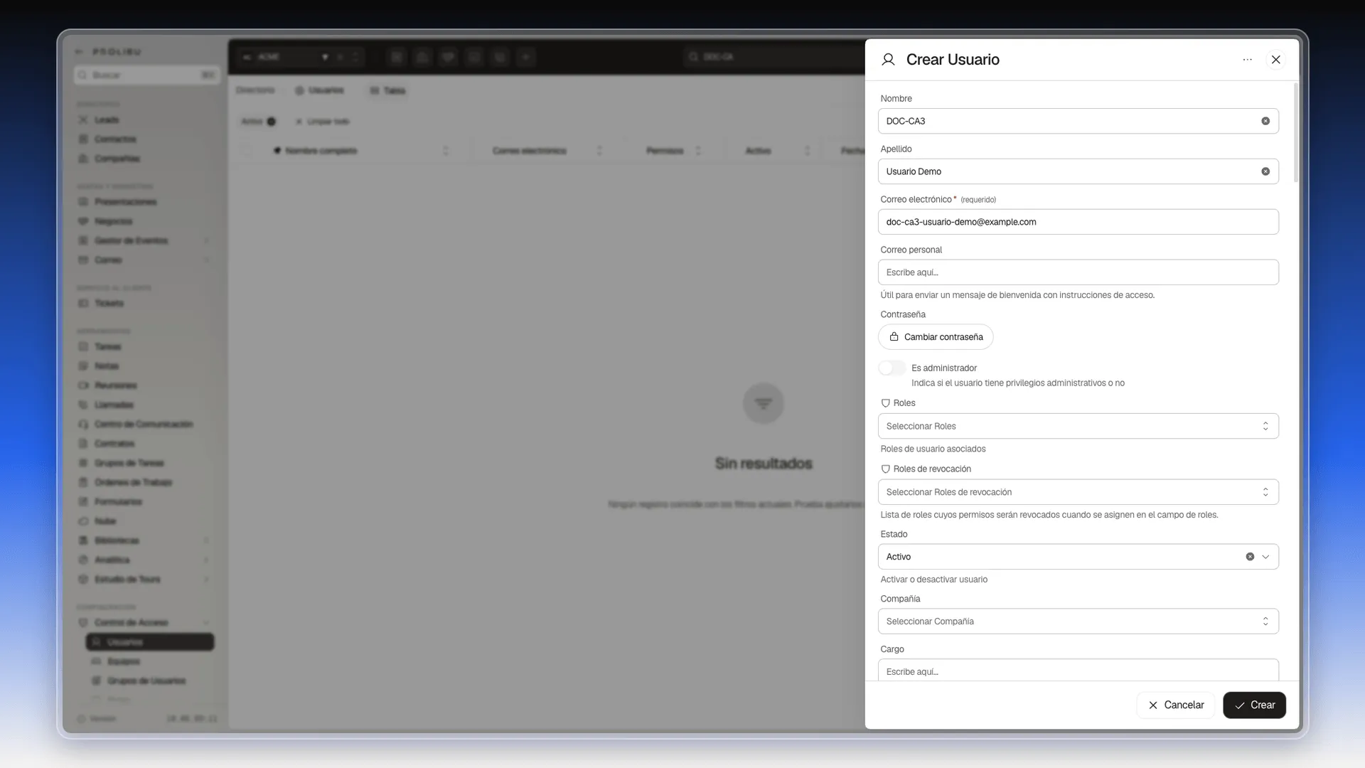 Panel Crear Usuario con Nombre, Apellido y Correo electrónico rellenos, y debajo Contraseña, Es administrador, Roles, Roles de revocación y Estado