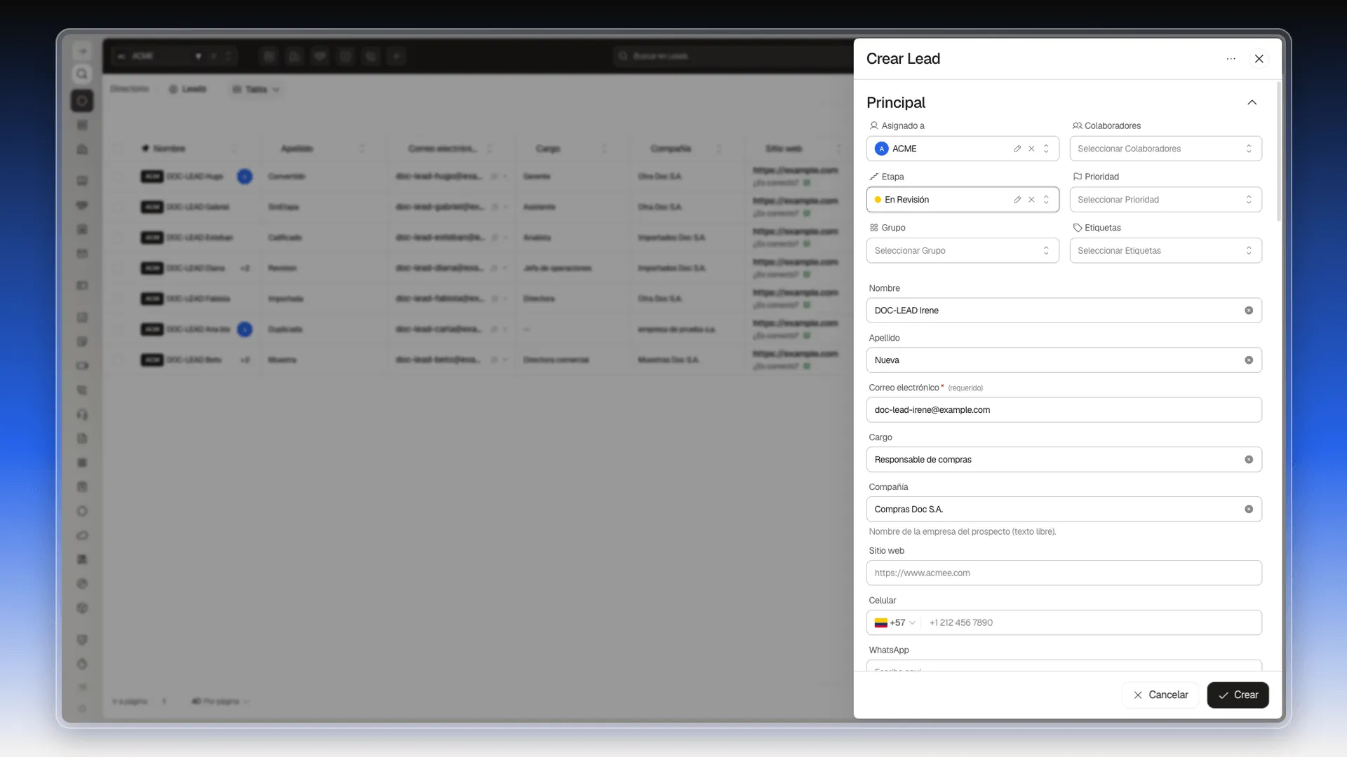 Panel Crear Lead con nombre, apellido, correo, cargo y compañía completos y la etapa En Revisión elegida