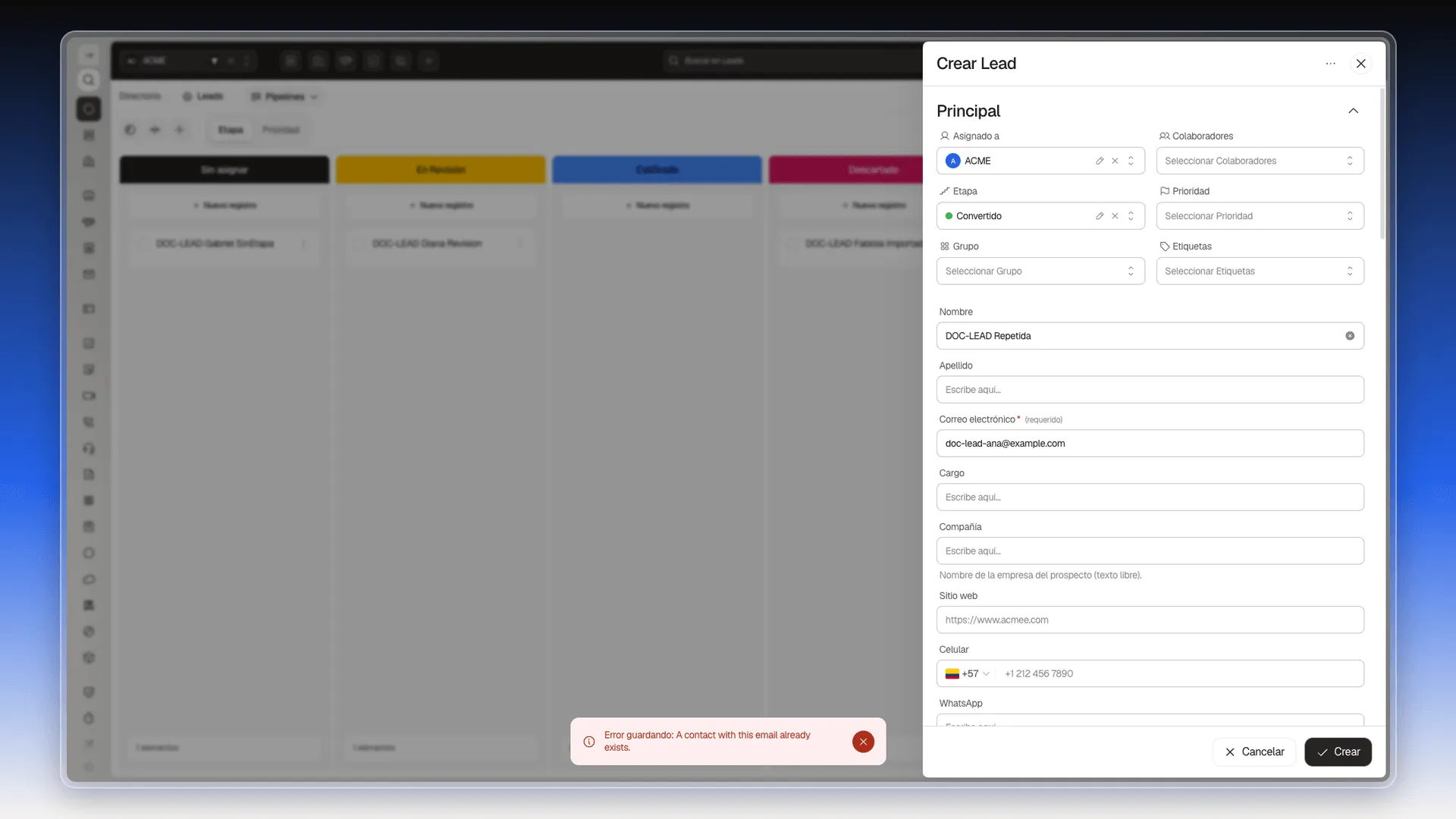 Panel Crear Lead con la etapa Convertido y el aviso rojo Error guardando: A contact with this email already exists